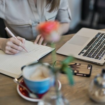 studiare-online-pexels-judit-peter-1766604 Come studiare online: strumenti e app utili