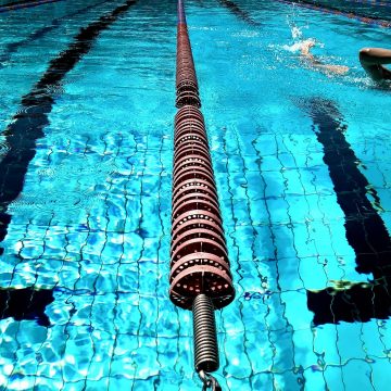 Esatto, hai ragione! Nei paesi che seguono il sistema imperiale, come gli Stati Uniti, le pompe delle piscine spesso indicano il dato di flusso in galloni all'ora (gph o GPH). Questa misura specifica il volume di acqua che la pompa è in grado di spostare in un'ora. La capacità di una pompa della piscina viene generalmente espressa in galloni all'ora per fornire una valutazione chiara e facilmente comprensibile della sua efficienza nel filtrare e circolare l'acqua della piscina. Quando si parla di galloni all'ora, si fa riferimento al volume di acqua che può essere pompato attraverso il sistema di filtraggio in un'ora di funzionamento della pompa. Ad esempio, una pompa con una capacità di 2000 gph è in grado di spostare 2000 galloni d'acqua attraverso il sistema di filtraggio in un'ora. Questo flusso è essenziale per mantenere la pulizia e la chiarezza dell'acqua della piscina, poiché aiuta a rimuovere detriti, foglie, sporcizia e altri materiali che possono accumularsi nel corpo dell'acqua. Quando si installa una pompa per la piscina o si effettuano calcoli relativi alla circolazione e alla filtrazione dell'acqua, la misurazione in galloni all'ora è fondamentale. È importante scegliere una pompa con una capacità adeguata in base alle dimensioni della piscina e alla quantità di acqua che deve essere trattata. Mentre i litri sono l'unità di misura di volume più comunemente utilizzata in tutto il mondo, nei paesi con il sistema imperiale, come gli Stati Uniti, il dato in galloni all'ora è diventato uno standard per descrivere la potenza e l'efficienza delle pompe delle piscine. Pertanto, chiunque gestisca o abbia a che fare con una piscina in queste regioni dovrebbe essere familiarizzato con la conversione tra litri e galloni per capire appieno la capacità e il flusso della pompa della piscina