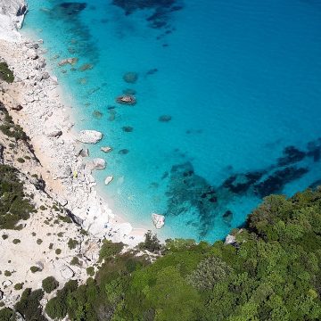 La regione italiana della Sardegna, conosciuta anche come Sardìgna o Sardìnnia in sardo, è un'area speciale con una popolazione di circa 1.570.135 abitanti. Il suo capoluogo è Cagliari, e il nome ufficiale bilingue utilizzato nelle comunicazioni è "Regione Autonoma della Sardegna / Regione Autònoma de Sardigna". Fondata nel 1948, la regione è suddivisa amministrativamente in quattro province, una città metropolitana e 377 comuni. Nonostante la sua estensione di 24.090 km², che la colloca come la terza regione più grande d'Italia, ha una bassa densità di popolazione con circa 66 abitanti per chilometro quadrato. Situata nel Mediterraneo occidentale, la Sardegna comprende l'arcipelago sardo, che principalmente consiste nell'isola di Sardegna e numerose isole più piccole e arcipelaghi circostanti. La sua posizione strategica e le sue risorse minerarie hanno contribuito fin dall'antichità alla sua colonizzazione e all'instaurarsi di attività commerciali e scambi culturali con le popolazioni costiere. Caratterizzata da montagne, boschi, pianure e zone scarsamente abitate, oltre a fiumi, coste rocciose e ampie spiagge sabbiose, l'isola ospita una varietà di ecosistemi che l'hanno portata ad essere paragonata a un micro-continente. Nel corso dei tempi, numerosi viaggiatori e scrittori hanno esaltato la sua bellezza naturale, che è rimasta relativamente intatta fino all'epoca contemporanea. Inoltre, il paesaggio sardo custodisce le testimonianze della civiltà nuragica, un antico popolo che ha lasciato importanti vestigia archeologiche.