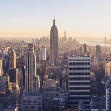 Le relazioni tra Italia e Stati Uniti si basano sulla presenza significativa e influente delle comunità italiana e italoamericana. Queste comunità hanno creato una rete complessa di relazioni, associazioni e centri culturali, musei, festival, riviste, giornali e blog. Alcuni dei media destinati alla comunità italiana ricevono finanziamenti dal Governo italiano.