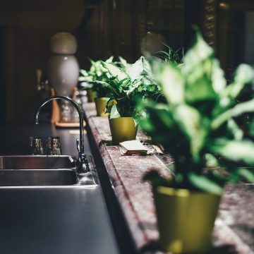 Il quarzo e l'Okite sono due materiali che condividono molte delle loro caratteristiche, e il motivo di questa somiglianza è facilmente spiegato nei seguenti paragrafi. Il concetto di quarzo Il quarzo è un minerale che fa parte della famiglia dei silicati, simile a quanto accade per il granito. Si tratta del minerale più ampiamente diffuso sulla Terra, costituendo approssimativamente il 12% della sua crosta. L'abbondanza del quarzo trova ulteriore conferma nella sua menzione nell'antica mitologia greca, da cui trae origine il suo nome. Questa vasta presenza contribuisce all'ampia gamma di varietà di quarzo conosciute oggi. Le applicazioni del quarzo sono altrettanto diverse. Grazie alla sua elevata resistenza all'erosione causata dagli agenti atmosferici, il quarzo è stato ampiamente utilizzato anche in architettura d'interni e decorazioni murali. Il concetto di Okite L'Okite rappresenta una recente innovazione nel mondo dei materiali, ottenuta attraverso l'ingegnerizzazione del quarzo. Questo prodotto all'avanguardia è stato sviluppato da un team di ricercatori italiani ed è un orgoglioso esempio del made in Italy, apprezzato e diffuso a livello globale. La base di questo materiale innovativo è il quarzo, da cui eredita tutte le qualità positive, oltre a quelle aggiuntive provenienti dalle sabbie e dalle resine che vengono miscelate con il minerale originario per dar vita all'Okite. L'Okite è costituito per il 93% da quarzo e per il rimanente 7% da sabbie e resine, il che ne amplifica la resistenza, superando persino quella del granito o del marmo. La sua bassa porosità si traduce invece in una superficie incredibilmente levigata e compatta, rendendola più facile da lavare e pulire. L'Okite è disponibile in diverse sfumature, dal bianco al nero, e include varianti di colore come il giallo e l'arancione. Tuttavia, le versioni più apprezzate sono quelle che mantengono alcune caratteristiche delle pietre originarie, come colori chiari tendenti al bianco e le classiche venature simili a quelle del marmo e del granito. Conclusione Nonostante vi siano delle differenze specifiche nell'uso di quarzo e Okite, soprattutto per quanto riguarda la maggiore versatilità del quarzo, rimane stretto il legame tra questi due materiali a causa delle loro caratteristiche di base. In particolare, le qualità distintive dell'Okite, descritte nel paragrafo precedente, rendono questo materiale particolarmente adatto a situazioni nel settore dell'edilizia e dell'arredamento in cui sono richieste resistenza, facilità di pulizia e igiene. Senza dubbio, cucina e bagno sono gli ambienti domestici che richiedono l'uso di materiali in grado di resistere a sollecitazioni fisiche e chimiche. Pensiamo all'uso di utensili come coltelli o piccoli elettrodomestici, oppure a prodotti per la pulizia con proprietà corrosive necessari per mantenere l'igiene nelle nostre case. Questa esigenza spiega l'ampia applicazione dell'Okite nelle moderne superfici di lavoro, come i piani cucina e i lavandini dei bagni.