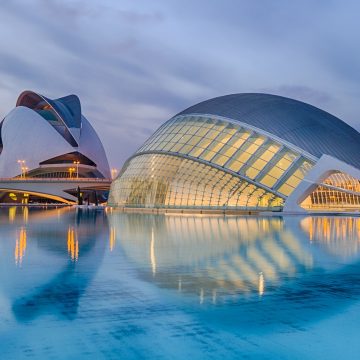 Si tratta di una monarchia costituzionale, situata all'estremità occidentale della penisola iberica. La sua superficie si estende su 505941 km², e nel 2020 aveva una popolazione di 47 431 256 abitanti.
