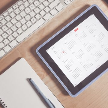 In un anno normale, si contano 52 settimane complete più un giorno aggiuntivo, dal momento che 365 (il totale dei giorni in un anno non bisestile) suddiviso per 7 (il numero dei giorni in una settimana) fa 52, con un avanzo di un giorno.
